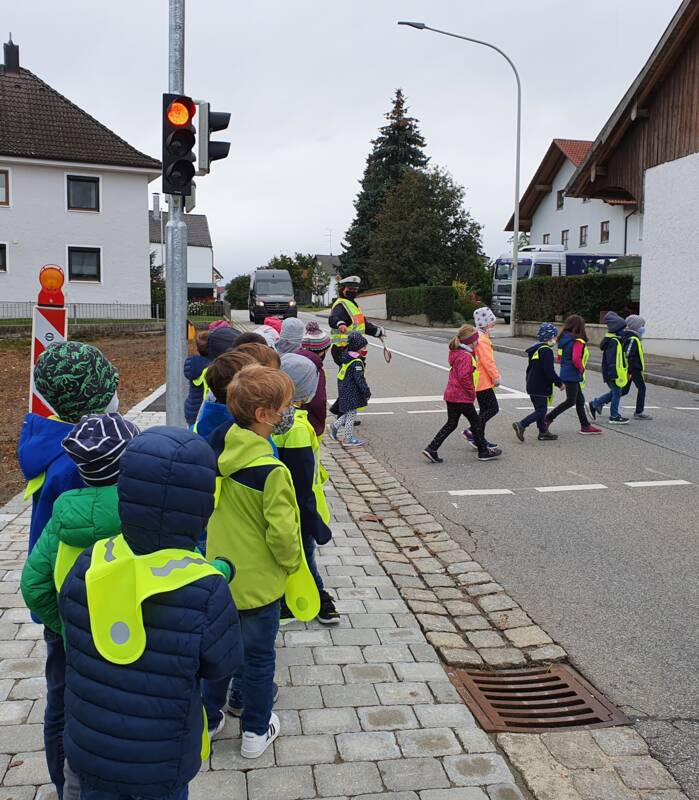 Kinder mit Warnwesten an Ampel Grundschule Laberweinting