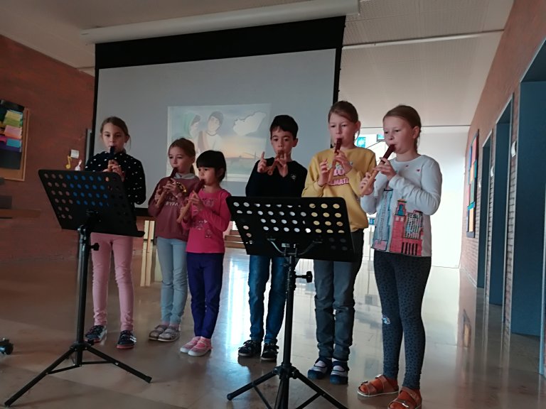St. Martinsfeier an der Grundschule - Ein Ständchen auf der Flöte