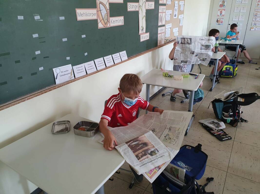 Junge mit Zeitung Grundschule Laberweinting