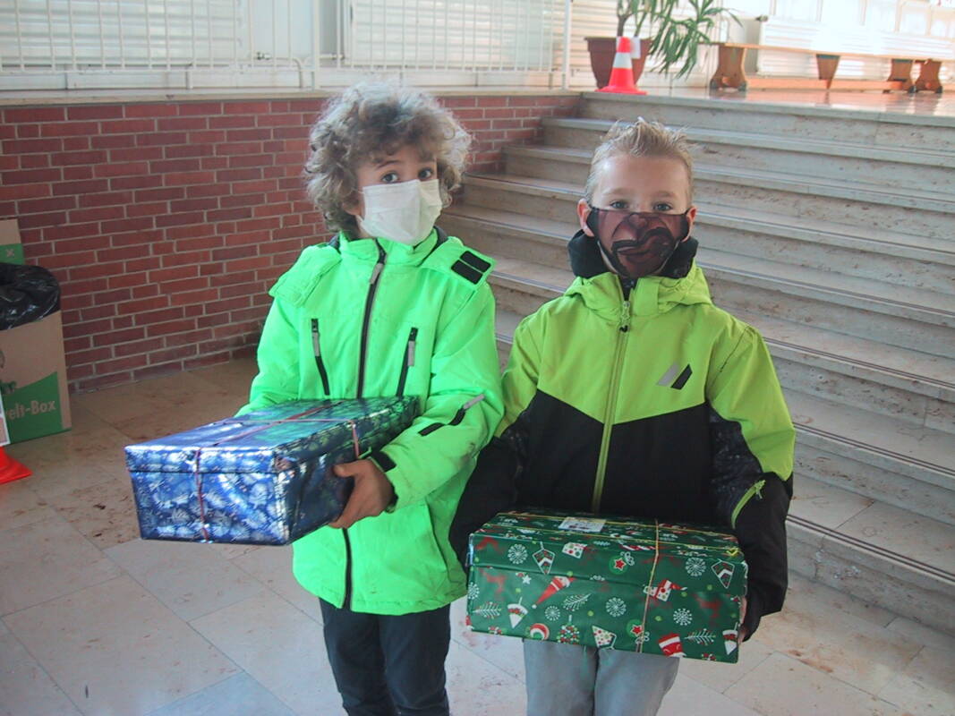 zwei Kinder mit Geschenk Grundschule Laberweinting