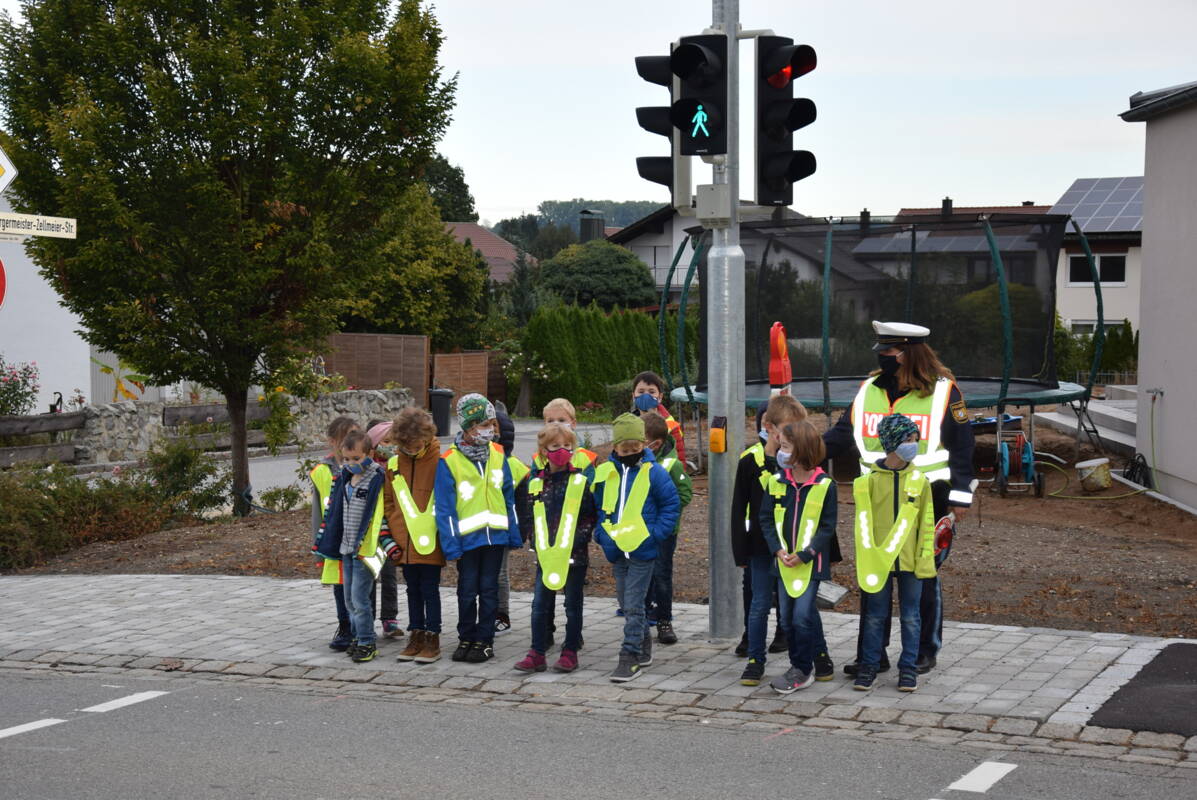 Kinder mit Warnwesten an Ampel Grundschule Laberweinting