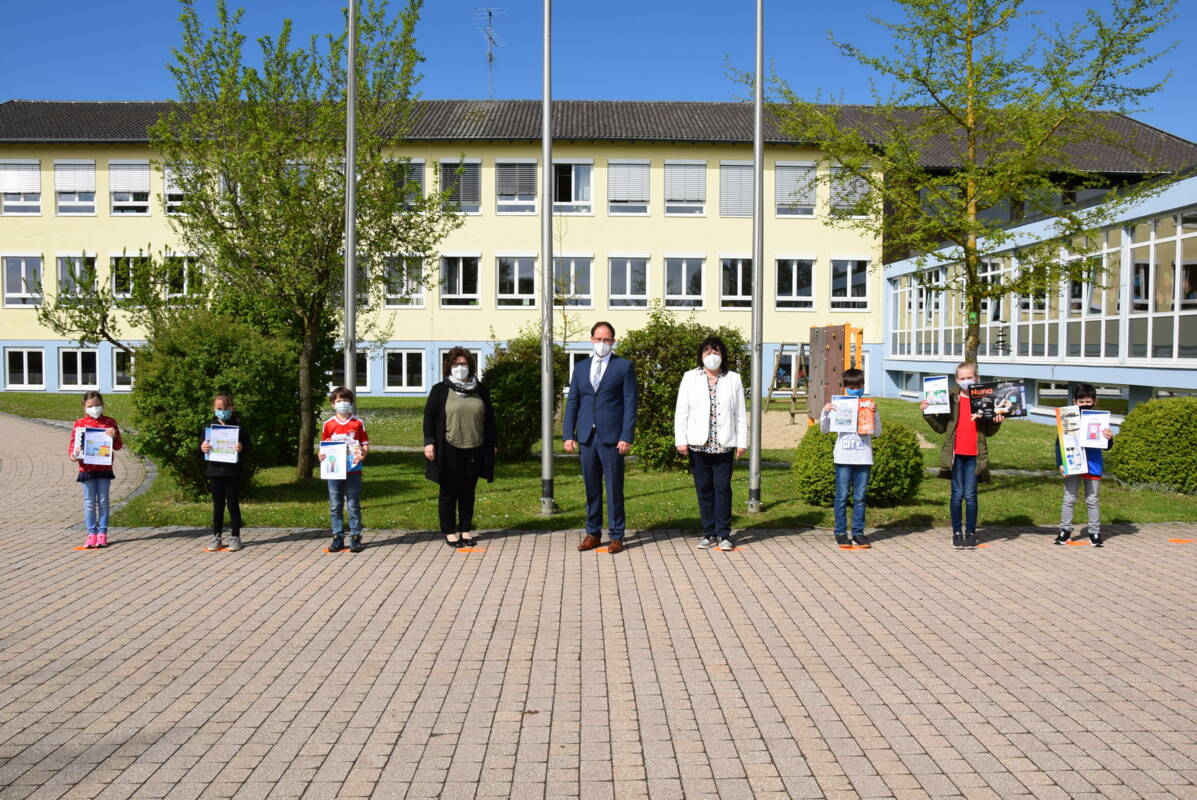 Preisträger Jugendwettbewerb mit Schulleiterin und Mitarbeitern der Raifeisenbank vor Grundschule Laberweinting