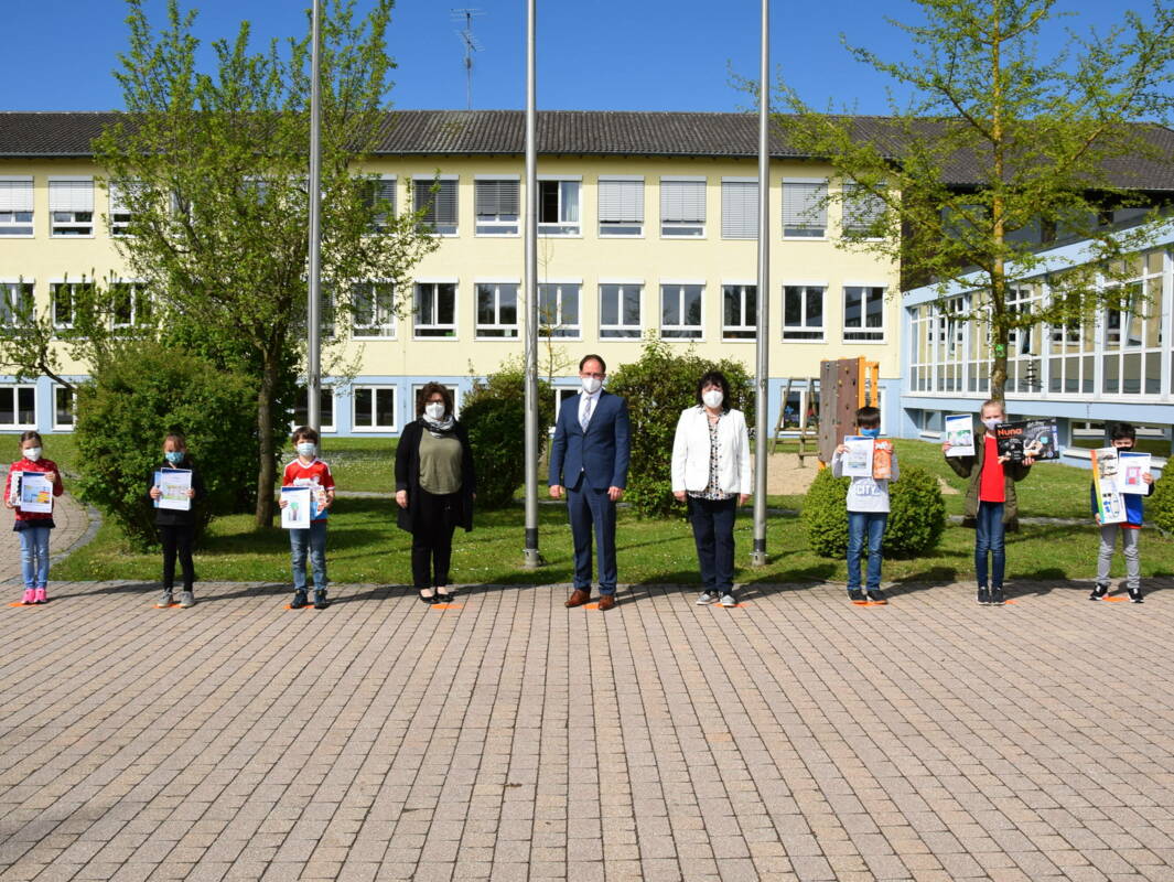 Preisträger Jugendwettbewerb mit Schulleiterin und Mitarbeitern der Raifeisenbank vor Grundschule Laberweinting