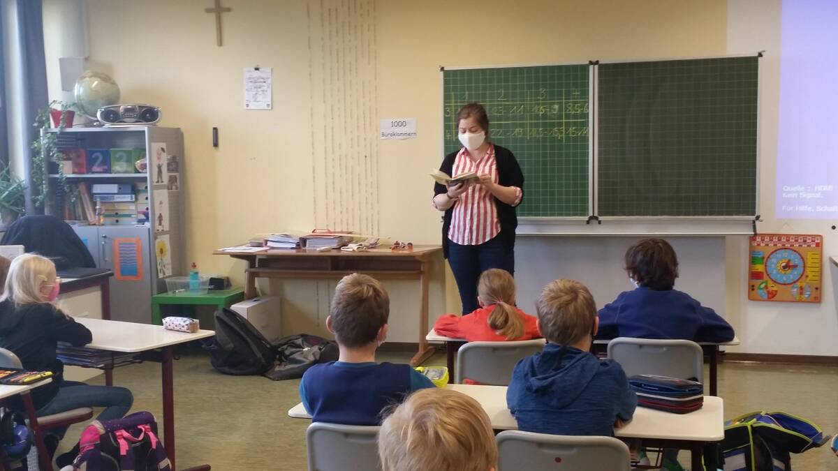 Kinder und Lehrerin in Klassenzimmer bei Vorlesetag Grundschule Laberweinting