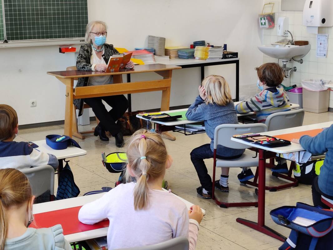 Kinder und Lehrer in Klassenzimmer bei Vorlesetag Grundschule Laberweinting